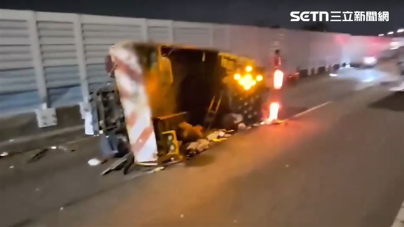 台北市萬華區環河快速道路今天(28日)凌晨發生嚴重事故,一輛貨車與執行路邊巡查工程車發生碰撞,導致車輛嚴重毀損,工程車翻覆。(圖/翻攝畫面)