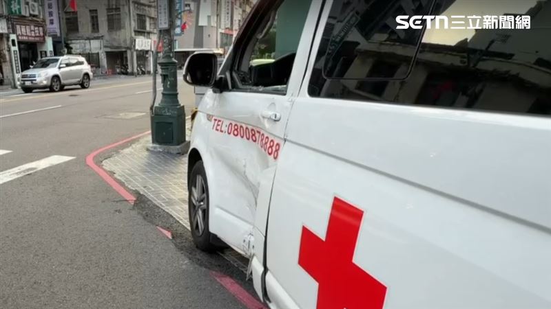 遭撞的救護車,左前門凹陷。(圖/翻攝畫面)