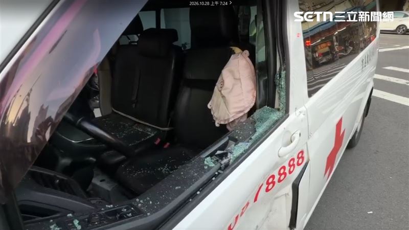 遭撞的救護車,擋風玻璃破裂,內滿是玻璃碎片。(圖/翻攝畫面)