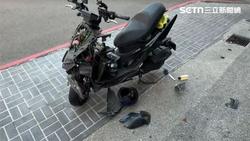 肇事的機車幾乎全毀,女騎士受傷送醫。(圖/翻攝畫面)