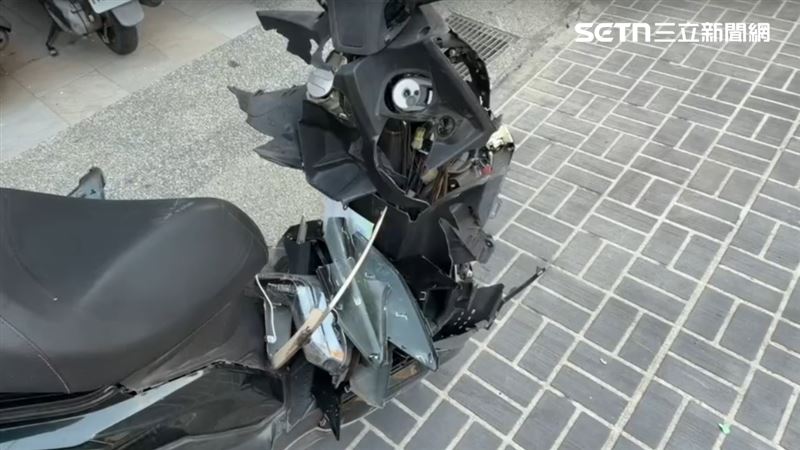 台中市中區今天(28日)清晨發生執勤中的救護車遭女騎士撞擊的事故。(圖/翻攝畫面)