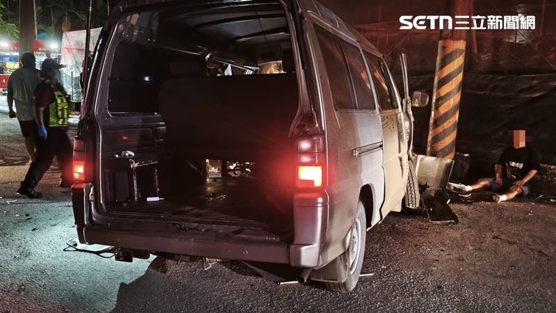 車禍現場一片狼藉，銀色廂型車車頭嚴重潰縮，車身橫卡在路中央，多名傷者倒臥地面，現場血跡斑斑。（圖／翻攝畫面）