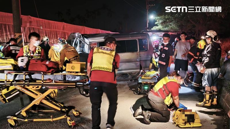 重大車禍造成8人傷亡，消防CPR的手沒停過。（圖／翻攝畫面）