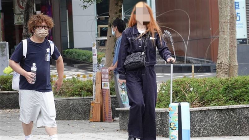 納豆跛腳慢步入藥局　依依駕愛車人肉救援