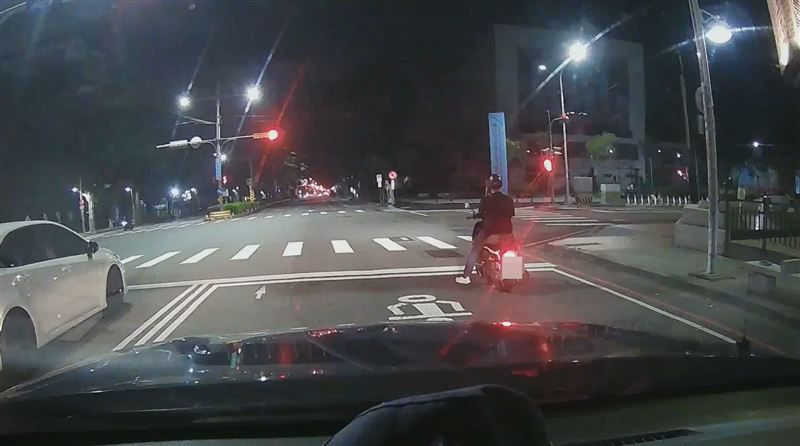 員警開啟警報器沿途協助開道。(圖/翻攝畫面)