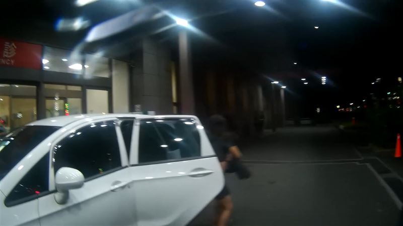 張姓夫妻因愛女高燒不退,深夜開車載孩趕至醫院,期間碰上巡邏員警及時伸出援手。(圖/翻攝畫面)