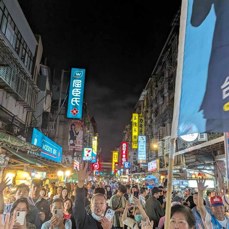 台北市長蔣萬安10月27日晚間到台北市內湖737夜市掃街。（圖／翻攝自李明賢臉書）