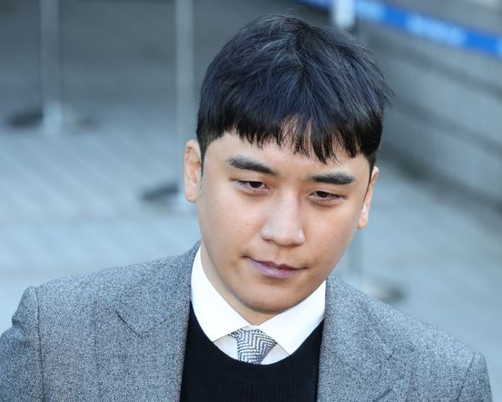 勝利近期捲入持酒瓶威脅的特殊暴行案，受訪時曾吐露「有需要守護的家人」。（圖／翻攝自韓網）