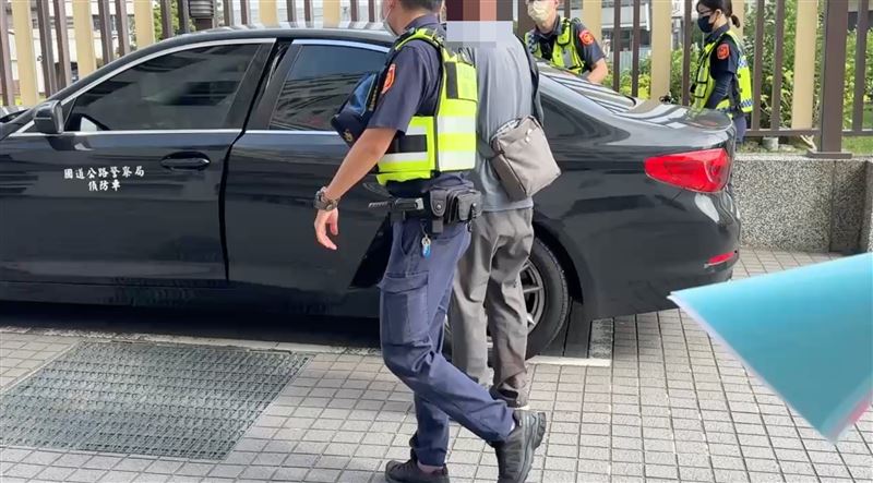 男子遭駕駛持刀狂刺，造成手部、臉部及手指有輕微刀傷，治療後無生命危險。（圖／翻攝畫面）