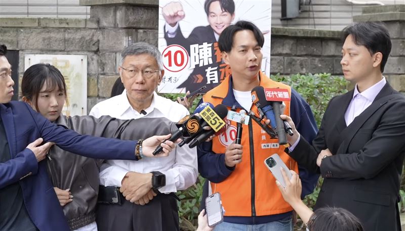 柯文哲陪同民眾黨台北市議員陳宥丞掃街拜票，一起接受媒體聯訪（圖／翻攝畫面）