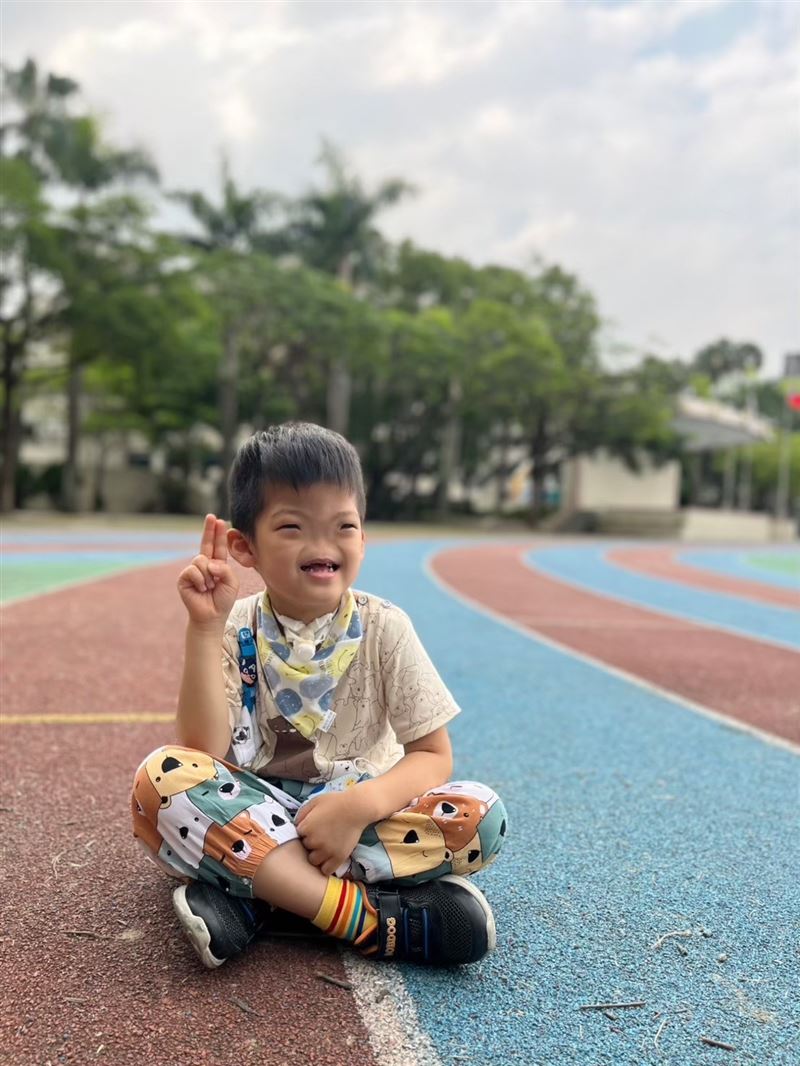 宸寶出生罹患先天無鼻症，進入校園曾引來同儕圍觀。(圖／陽光基金會提供）