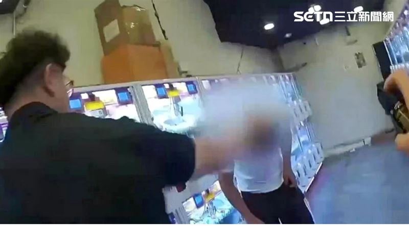 警方趕抵的時候，男子正在撬開娃娃機，警方喝令他趴下，他還作勢要拿老虎鉗攻擊警方。（圖／翻攝畫面）