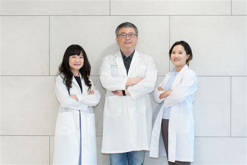 臺中市立老人復健綜合醫院乳房外科團隊,左起洪琬瑜醫師、吳曜充醫師、温梓丞醫師