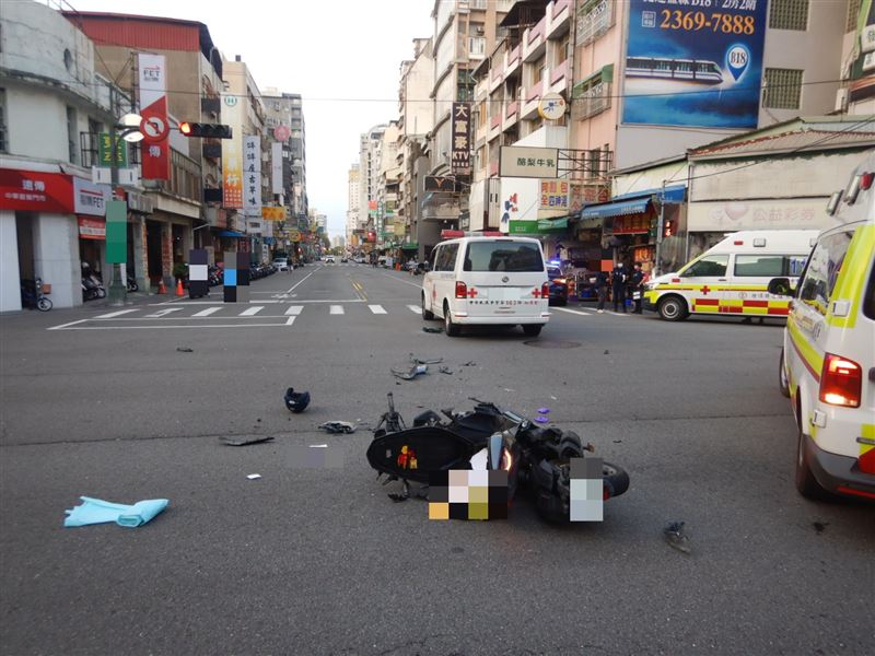 女騎士撞上救護車左前車門造成凹陷。（圖／翻攝畫面）