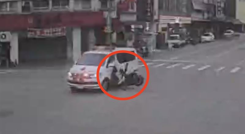 救護車剛起步！騎士「丁字撞」噴飛畫面曝