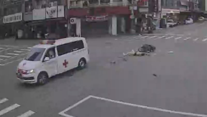 謝女撞上救護車左前車門後噴飛，一度倒地不起。（圖／翻攝畫面）