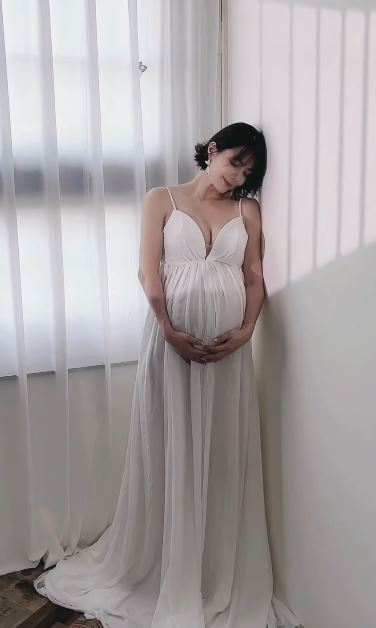 王嫚萱換上白色深V洋裝拍攝,稱生完這胎就封肚。(圖/翻攝自IG @o_vannesa_o)
