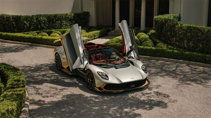 招牌向上開啟的碳纖維車門保留下來。（圖／翻攝Aston Martin網站）