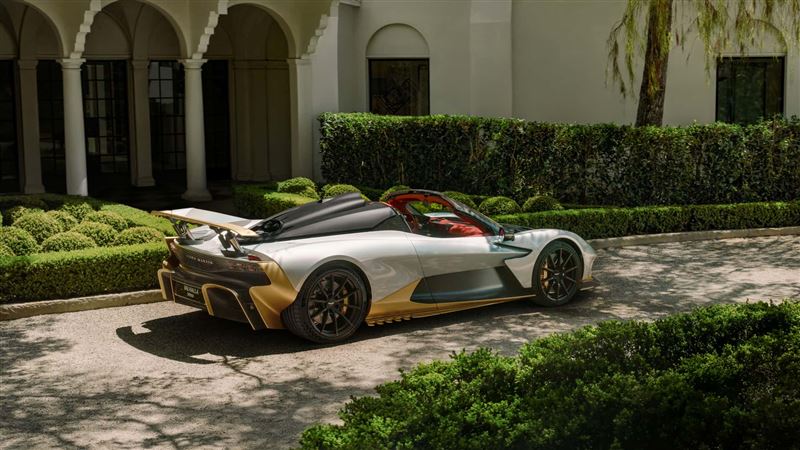買家可選擇可拆式軟篷，或另外選配碳纖維硬頂。（圖／翻攝Aston Martin網站）