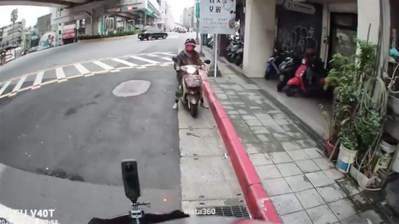 一名婦人在台北市基隆路、市民大道口逆向停車，而後竟直接向前行駛。（圖／翻攝自threads@mp578t）