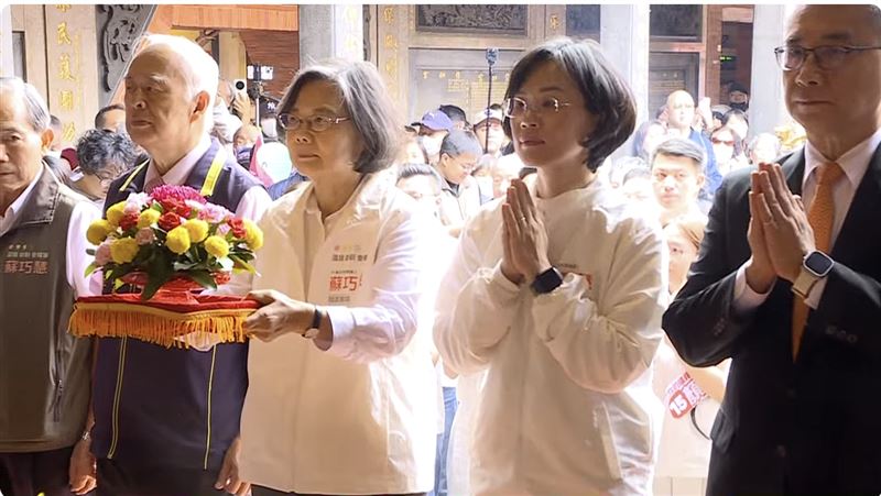 民進黨新北市長候選人蘇巧慧今（28）日合體前總統蔡英文赴蘆洲湧蓮寺、保和宮參香。（圖／翻攝畫面）
