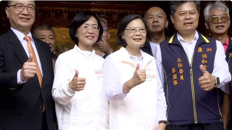 民進黨新北市長候選人蘇巧慧今（28）日合體前總統蔡英文赴蘆洲湧蓮寺、保和宮參香。（圖／翻攝畫面）