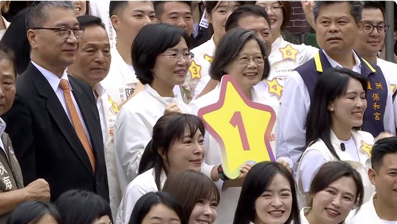 民進黨新北市長候選人蘇巧慧今（28）日合體前總統蔡英文赴蘆洲湧蓮寺、保和宮參香。（圖／翻攝畫面）