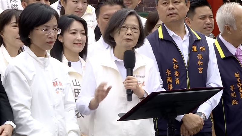 民進黨新北市長候選人蘇巧慧今（28）日合體前總統蔡英文赴蘆洲湧蓮寺、保和宮參香。（圖／翻攝畫面）