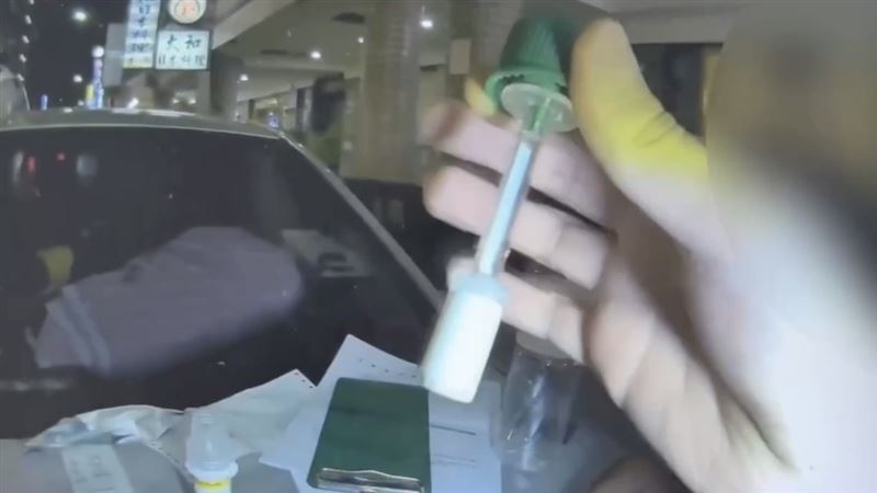 台北市中山區錦州街昨(27日)晚間一名外送員毒駕上路,遭到警方攔查。(圖/翻攝畫面)
