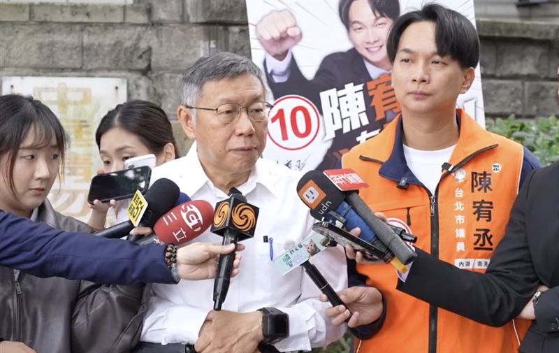 柯文哲陪同民眾黨台北市議員陳宥丞掃街拜票，接受媒體聯訪（圖／翻攝畫面）