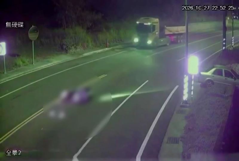 陳姓男大生行經該路段一處彎道時，不明原因失控摔車，連人帶車滑向對向車道。（圖／翻攝畫面）