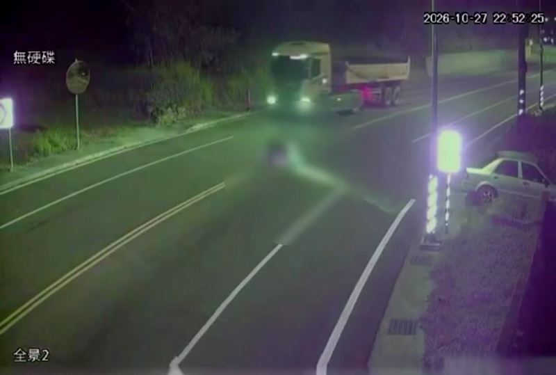 陳姓男大生行經該路段一處彎道時，不明原因失控摔車，連人帶車滑向對向車道。（圖／翻攝畫面）