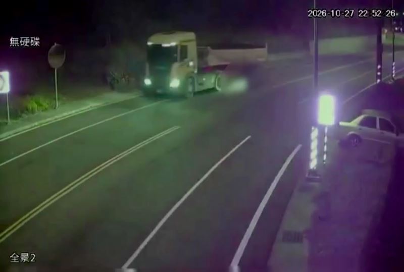陳姓男大生行經該路段一處彎道時，不明原因失控摔車，連人帶車滑向對向車道。（圖／翻攝畫面）