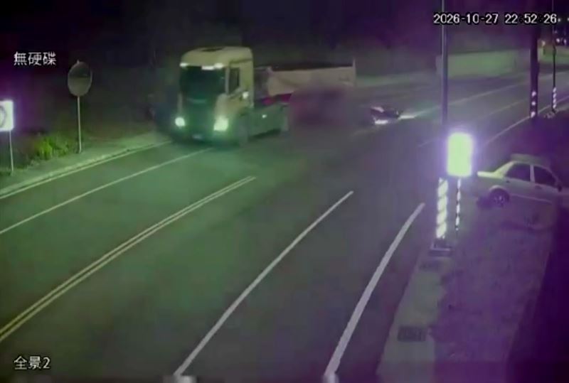 陳姓男大生行經該路段一處彎道時，不明原因失控摔車，連人帶車滑向對向車道。（圖／翻攝畫面）