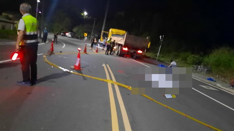 男大生騎車過彎失控　摔進砂石車底遭輾斃