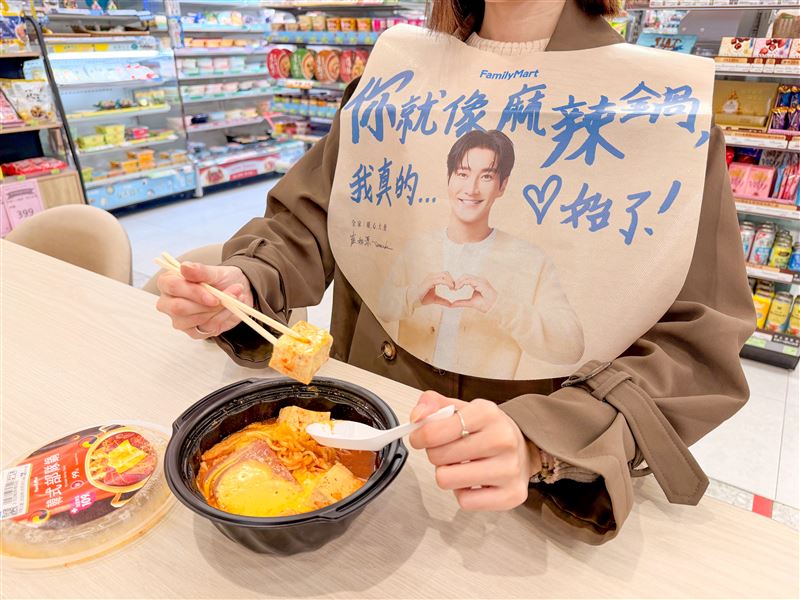 全家購買指定商品滿額送始源圍兜兜。(圖/全家提供)