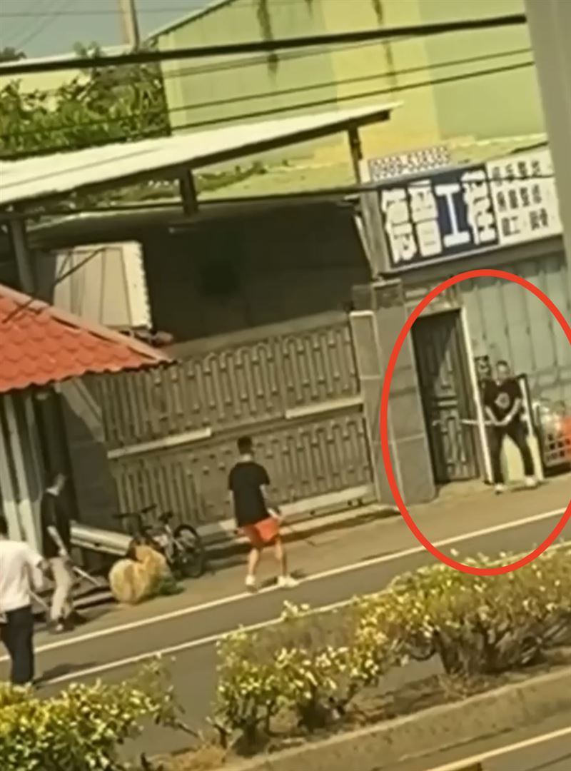 黃姓死者（紅圈處）持鐮刀與上門討公道的14個人對峙。（圖／民眾提供）