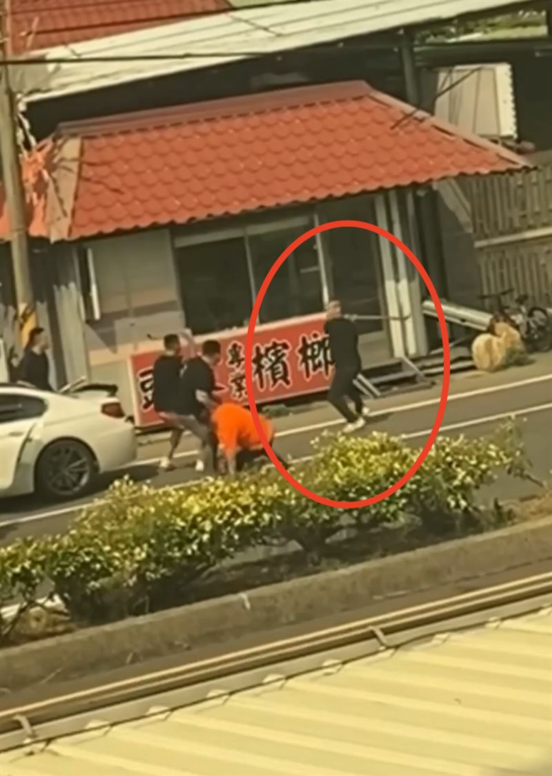 黃男「1擋14」，穿著橘色上衣的劉姓男子踉蹌倒地，18歲的古姓乾兒子見狀上前解救，卻拿水果刀刺死黃男。（圖／民眾提供）