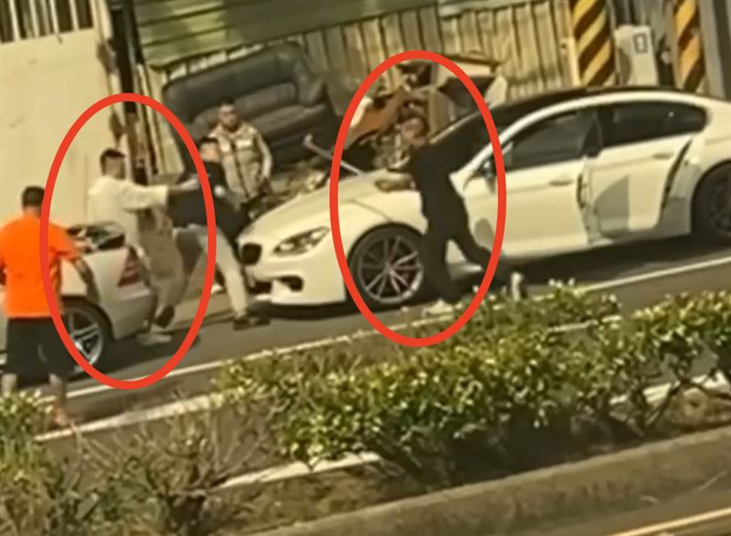 許姓主嫌（左紅圈）不滿自己車子被黃男（右紅圈）扣住，26日一早就帶人討公道。（圖／民眾提供）