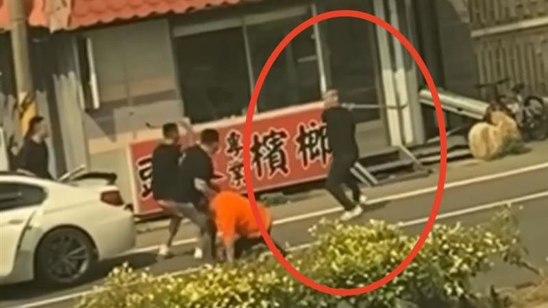 修車工被圍「1擋14」鐮刀護體…慘被反殺