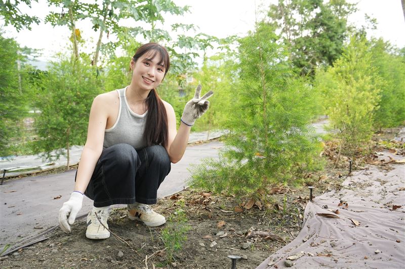 實況主蘋蘋澎澎親赴光復鄉種樹，支持災後農地復耕及地方生活重建。（圖／土地工工提供）