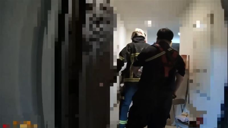台北市文山區一處住宅今年5月遭到一名女子闖入,屋內不明原因傳出燒焦味。(圖/翻攝畫面)