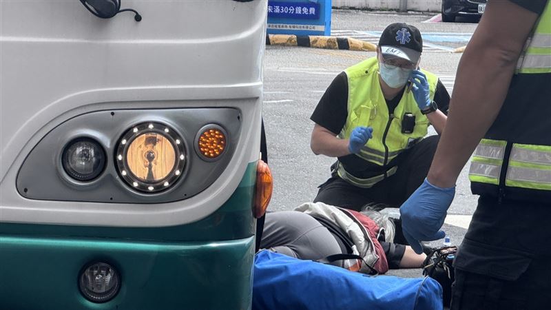新／驚悚！公車輾婦人　受困車底搶救中