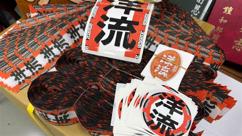 洋流飄帶時下正夯,有網友破解67公分不是巧合,藏有「2大彩蛋」。(圖/翻攝自郭鴻儀-議員日常臉書)