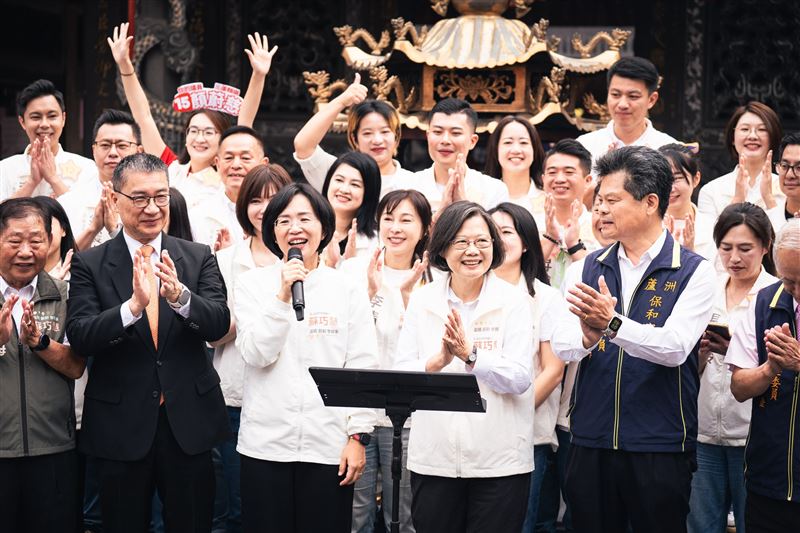 民進黨新北市長候選人蘇巧慧今（28）日上午舉前總統蔡英文合體，赴蘆洲湧蓮寺、保和宮參香。（圖／蘇巧慧競辦提供）
