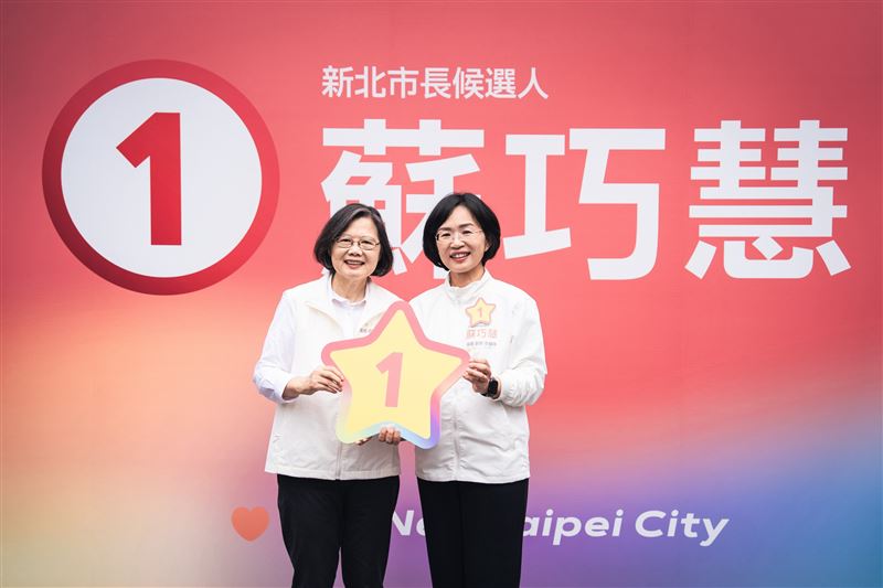 民進黨新北市長候選人蘇巧慧今（28）日上午舉前總統蔡英文合體，赴蘆洲湧蓮寺、保和宮參香。（圖／蘇巧慧競辦提供）