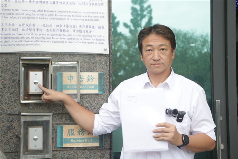 花蓮縣長候選人魏嘉賢個人臉書及粉專遭大量外國帳號惡意洗版,今(28)日上午11時前往花蓮地檢署按鈴申告。(圖/翻攝畫面)