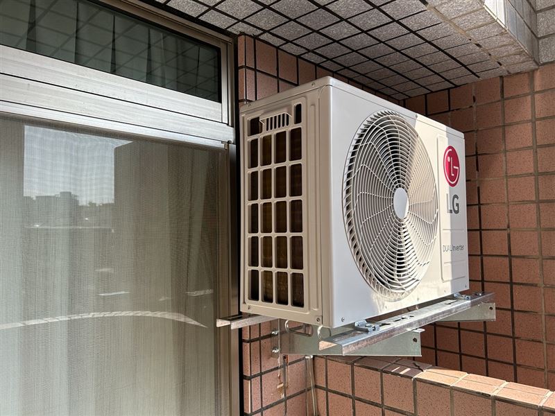 室外機周邊需保持清潔和通風，不可自行拆卸外殼或用高壓水柱沖洗。（圖／486先生提供）