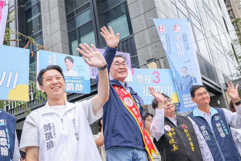 新北市長候選人李四川今(28)日一早站在板橋民權路與縣民大道交叉口向鄉親問候