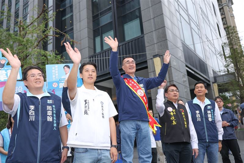新北市長候選人李四川今(28)日一早站在板橋民權路與縣民大道交叉口向鄉親問候